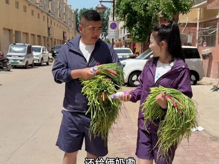 本想把蒜薹送出去,回家吃顿好的,万万没想到……#记录真实生活 #蒜薹