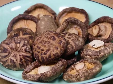 泡发干香菇最忌直接加水泡,教你饭店不外传的技巧,3分钟全泡开 #美食教程 #家常菜 #简单美食 #菌菇