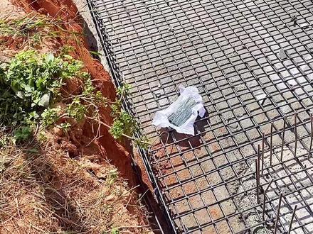 秋长叶总自建房桩筏基础施工,止水钢板是地下室防水的关键,后面再上地下室外墙防水做法视频,整栋建筑施工过程全程更新。#自建房 #农村自建房 #地下室防水 #止水钢板 #抗渗混凝土#桩筏基础