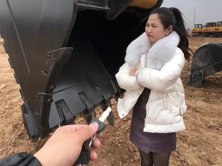 老铁们大挖掘机跟小挖掘机操作是不是一样?