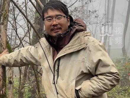 在张家界七星山荒野求生节目中,一选手为保全珍贵火源,急中生智将内裤、袜子与衬衣引燃用作燃料,最终保住火种。