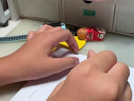 乔宝第一次用圆规 人教版数学六年级上开始学习使用圆规啦,数学老师布置了用圆规画画的有趣作业。妈妈掏出准备已久的“小礼物”,开始教乔宝认识圆和圆规。会了圆心、半径、直径,会了转轴、针尖、笔头,就开始“扎心”画半径为8厘米的大圆,再画半径为4厘米的小圆,手指轻捻,一朵”五彩菊“轻松完成。他被分数加减乘除那些通分约分及简便运算整得晕头转向,突然遇到这么清新的作业,全程都在笑,尽管憨憨的,却实在能感受到他是真心觉得画这个比分数好。高兴早了呀,宝儿,这个圆后面还得会周长、面积,要会扇形呢,连带着前面学的几何也要重新扯出来,有你好受的呢。自闭症孩子走普校求学之路,哪儿有不吃苦的?#自闭症 #星星的孩子 #特殊孩子的生活日常 #融合教育