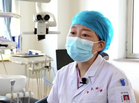 漱口水越来越普及,但医生说它只是口腔日常护理中的一小部分,清水也可以,最主要的仍然是正确刷牙