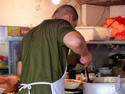 别人是给宝宝起名字,他是给美食起名字,在山东台儿庄带领家人做了30年黄花牛肉面!#山东小县城逛吃攻略 #台儿庄古城 #黄花牛肉面 #台儿庄美食