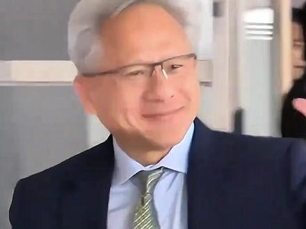 “最后一刻”挤上空军一号 #英伟达CEO黄仁勋随美国总统特朗普访华 #美丽主播说新闻