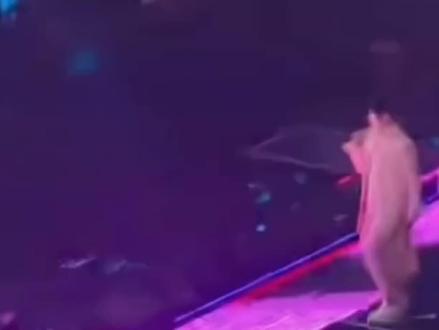 好心疼 看着摔得好重啊 后面虽然起来继续 可是走路看着有点痛 愿一切安好 12月22日“F✦FOREVER 恒星之城巡回演唱会-上海站”阿信不慎摔下舞台 言承旭 周渝民 吴建豪第一时间冲上前搀扶 周渝民和吴建豪亲吻其脸颊安抚 阿信仅休整约两分钟便重返舞台 用衣袖遮挡伤口继续演唱《离开地球表面》
#阿信摔下舞台 #五月天阿信 #吴建豪 #周渝民 #言承旭