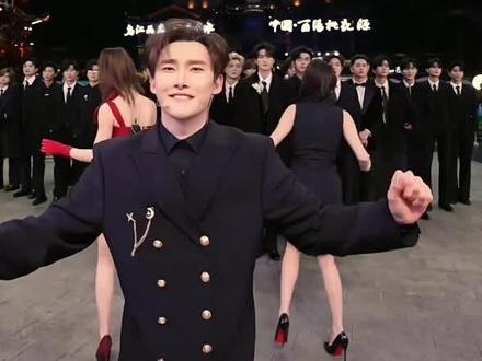 速来围观,在@龙浩天🐲 (4.10中午12点生日庆) ,直播间,他正在与@AI瑶瑶☀️ ,@龙浩天妹妹🐰 表演精彩节目《我是老大》……
#我的老大 #龙浩天 #AI瑶瑶 #龙浩天妹妹#0319