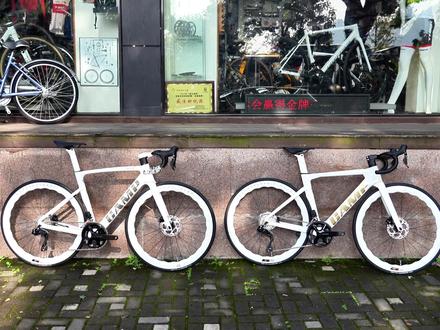 对比评测细聊:2024款坎普CAMP新发布的2款电变公路车:Ace105电变VS SR7Pro!
#自行车推荐 #坎普 #坎普sr7pro #坎普ace105电变 #骑车党必看的公路车推荐