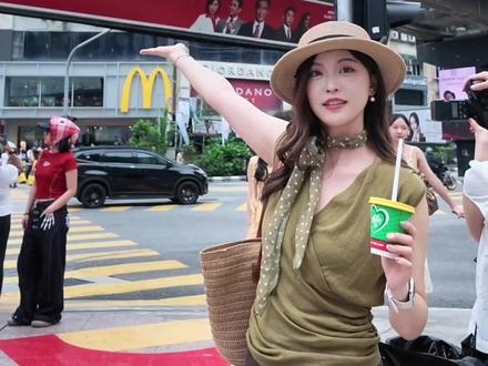 马来西亚丝滑入境超全指南!10分钟通关~ 第一次来马来西亚|入境全流程
📋 行前准备
✅ 英标转换头
✅ 银行卡(取现用,选不常用的)
✅ 外套(室内冷气超足)
✅ 晴雨两用伞(紫外线毒)
✅ 机票单/入境卡/酒店函电子版
📝 填写入境卡
提前3天官网填写
需:护照、航班号、酒店地址填完保存邮件
🛬 抵达吉隆坡
免签,拿护照直接过海关
机场可买电话卡(711有10马7天,更便宜)
机场有wifi,不用焦虑取
行李,丝滑入境
🚗 交通&支付
打车/公共交通
某微某宝满足95%的支付需求
用银联可取现,现金少量备用即可
#交换100个旅途故事 #长长长假期旅行漫游 #solotrip #马来西亚 #免签