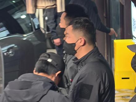 #宇宙闪烁请注意 #刘耀文
就这么调戏兄弟贴保