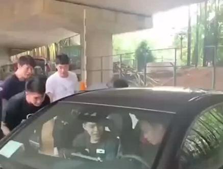 深圳男篮球员贺希宁喜提座驾,队友们一副没见过世面的样子。像极了你和损友的日常!