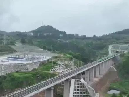 #截至2025年12月泸遵高铁处于前期推进阶段,核心进展集中在路段前期筹备和规划申报两方面,具体情况如下:
1. 路段前期工作有序落地:四川段于2025年11月完成预可行性研究服务招标,中铁二院为第一中标单位,给项目纳入国家规划提供了关键技术支撑;贵州段的可研咨询评审工作则早在2024年12月就已完成。
2. 全力推进规划申报:该项目已按高铁功能纳入国家《新时代中长期铁路网规划》初步方案,川黔两省正联合向国家部委衔接汇报,努力争取将其纳入国家“十五五”铁路规划。另外,两省规划的泸州至遵义货运铁路也在推进前期工作,拟2026年开工,以此弥补泸遵高铁升级后的货运缺口。
此前四川省发改委曾多次回应,泸遵高铁目前仅作为普速铁路纳入国家中长期铁路网规划,暂不具备按高铁建设的条件,后续能否成功升级为高铁,还需等待国家层面的最终统筹确认。