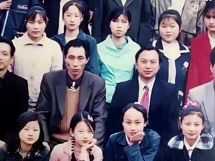 “天王嫂”方媛的初中毕业照,那时候就是个美人胚子了!#郭富城#方媛#明星