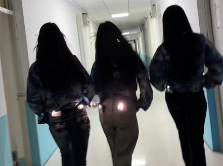 小皮裙~大波浪~#小皮裙大波浪 #当代女大学生 #小皮裙大波浪一扭一晃真像样 #楼道 #宿舍