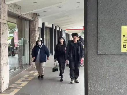 袁惟仁设灵,子女在灵堂喝奶茶比耶自拍,称给父亲带了爱吃的食物 #袁惟仁