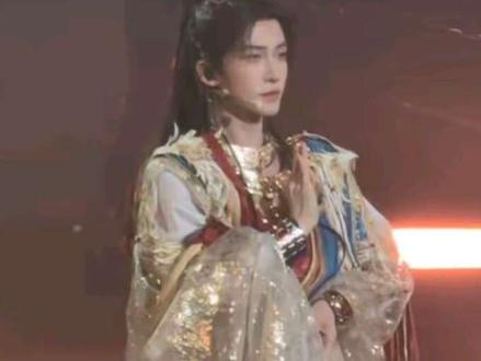 2025-2026和 @刘宇yu 一起跨年
(二)
整个过程非常大气,台风太好了,怎么这么稳~仙乐入耳,神姿如斯,似梦似幻,如痴如醉~
刘宇,你的确值得!
#刘宇 #东方卫视跨年晚会 #壁上观 #古风