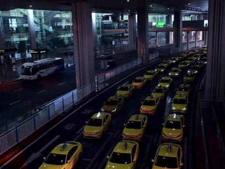 #陈奕恒回归
To:哼哼
哈哈终于发这篇物料了 终于能在物料里面看到你的影子了 其实这是唯一一篇物料 让我看哭的一次 我真的很懂你哼 感受到你当时的无力感 我知道你回重庆机场准备出去的时候真的很害怕 你在那儿徘徊了许久 当时看到路透 其实我已经猜到了你的紧张 但你最后还是坚强的踏出了那一道门 你真的很勇敢 在后面看到你第一天 回公司 我也能体会到你很害羞 在你跳完舞时公司的小伙伴们都来舞蹈室看你 你看到后默默地躲在角落里面 感觉当时你很想哭了 毕竟这么久没见过了 总会有点害羞的对吧 但我知道你后面会慢慢开始变得和以前一样活泼起来 我知道三个月前你当时的无力感觉有很多人都在谩骂你 但我觉得你不用在意别人的想法 你只要做好你自己就行 你要知道你永远是最棒的 你永远是我们哼丝的骄傲 在我们这里你只要做一个快乐 开心无忧无虑的小孩 你只管去闯出你的领域世界 我们也会陪你到达满天星 加油哼宝 我们永远无条件的相信和支持你