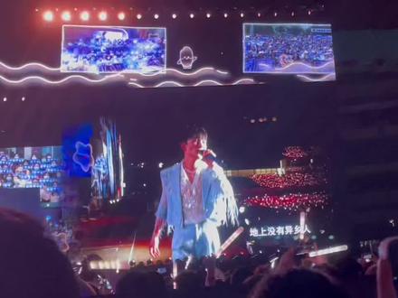 #周深南京演唱会 24年的渺小,再次回看依旧热泪盈眶。#周深我以渺小爱你 #演唱会是一个巨大的乌托邦