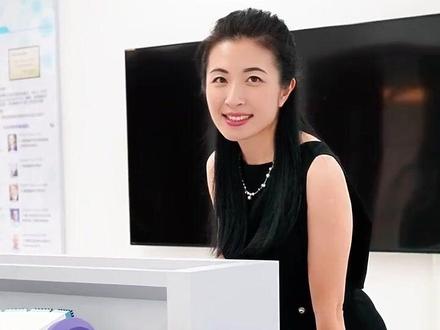 27岁担任博导!#她从博士后到首席科学家仅用4年 ,2008年,她从牛津大学博士毕业。2009年,27岁的她担任博导。2012年,她晋升为首席科学家。从博士后到首席科学家一般人需要十多年,她仅用了四年。她就是英国散裂中子源30年来第一位华人首席谱仪科学家、卢瑟福实验室百年来第一位女性华人首席科学家、东莞材料基因高等理工研究院院长张书彦。2016年,34岁的她毅然回国,在广东东莞松山湖创办研究院,从事科研研究。6月27日,接受记者采访时,作为松山湖女科技工作者联盟副会长的她寄语女科研工作者,只要坚持,就一定能做成。(来源:中国妇女报)