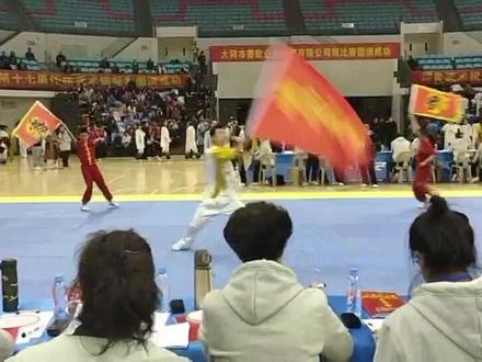 博弈武术大旗在顿教练手里舞出了灵魂
这不仅是一场表演还是一场有灵魂的对弈
#台上一分钟台下十年功 #弘扬中华武术 #少年强则国强 #武术表演 #英姿飒爽