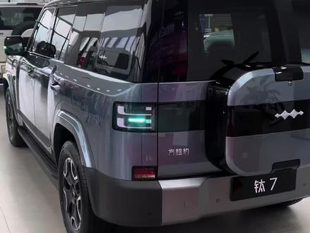 相信大家在路上看到最多的就是亮着小蓝灯的车,这个小蓝灯就是智驾开启状态。跑高速 堵车 再也不怕了#方程豹#比亚迪#钛7