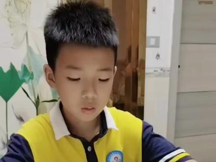 #小学生学习日常#努力学习的孩子
妈妈没本事,却逼你读书,我能力有限给不了你优渥的生活。可越穷越怕耽误你,怕你将来连喜欢的东西都要货比三家,怕你加班到凌晨却不敢辞职,怕你被生活压弯脊梁时,连说“不”的底气都没有。
你嫌我唠叨,却不知我每天都在想:妈妈能护你一时,护不了一世,逼你读书不是为了攀比,是想让你未来有选择的权利,能从容挑选喜欢的职业,而不是被迫谋生,能说走就走的去看世界,而不是困在生活的苟目里,妈妈对你的爱很笨拙,但请相信,所有“为你好”的唠叨背后,都是我垫着脚尖想托举你看更远天空的迫切。