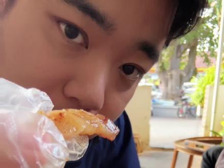 版纳城里好吃的~
早起拔草一直在排队,只营业一上午的糯米饭。吃完顺便尝了学校门口的烧饵块。
#老挝烤肉糯米饭 #烧饵块 #抖音美食创作者 #版纳美食 #西双版纳