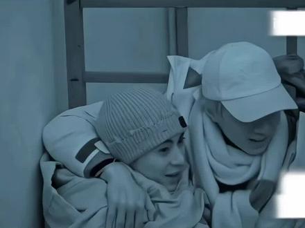 遇到问题第一反应是解决而不是慌乱 即使害怕还是第一反应护住了身边的人 然后坚定地跟对方说我保护你 你的存在真的很让人心安@时代少年团-刘耀文 #刘耀文 #宇宙闪烁请注意