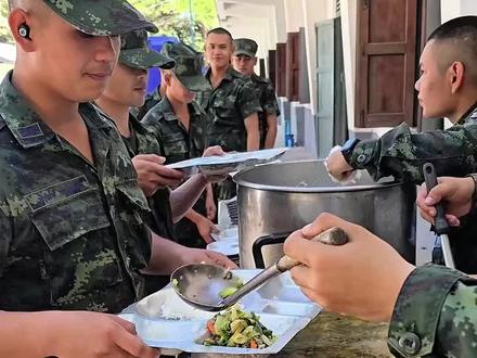 让我们来看看泰国新兵的伙食怎么样#泰国士兵 #军迷发烧友 #泰国军人 #创作者中心 #创作灵感