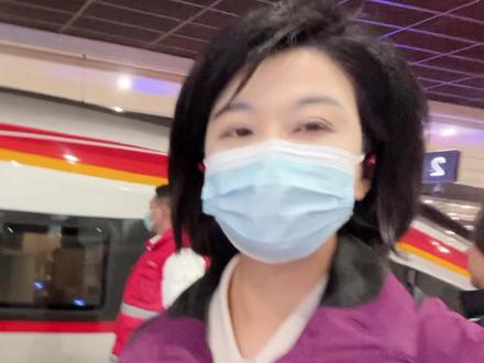 1月26日,罹患白血病的21岁女生周和瑶从贵阳东站出发,历经近7个小时车程顺利抵达上海虹桥高铁站,由无锡120急救车转运至苏州大学附属第一医院。祝她早日渡过难关。(无锡广电博报新闻中心)#白血病 #周和瑶同学 #无锡救助白血病女孩 #无锡大爱 #无锡暖