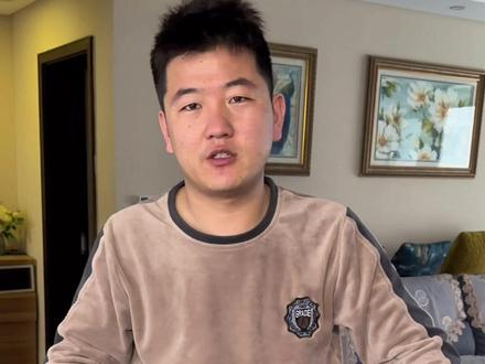 炉火没熄,生意没停,这个家就没乱。
父亲腿走不动了,心还守在油坊里。我和弟弟一个守着他,一个守着油。
他躺在床上念叨火候,弟弟在油坊里看门。
父亲老了——两个儿子,都是他的左膀右臂。,#vlog日常 #老爸 #孝敬父母 #百万叔