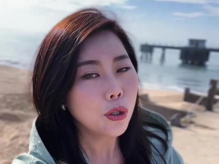 汕尾春节一日攻略,旅居8个月发现小众出片秘境!
只有一天住在在汕尾,时间紧张不想去网红景点人挤人。
跟着本“土著”攻略,住在金町湾的朋友,开车10分钟就到,轻松get礁石海岸,氛围感大片。
看完日落,再去批发市场,买点海鲜回民宿自己煮,绝对不白来!#汕尾旅行 #旅居#春节旅行好去处 #周末去哪儿 #深圳周边游