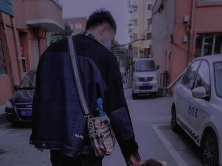 女儿是爸爸终生的软肋,爸爸是女儿一辈子的铠甲,女儿的底气来自爸爸的理解和爱。著名心理学家曾说,女孩在3到6岁时,会产生恋父情结的复杂情绪,这种情绪会持续到成年,大部分女性的择偶条件都会有父亲的特质在里面。
所以以下教育方式,一定要让爸爸知道:
1、从小被爸爸宠爱和尊重,女儿长大后就不会因为男孩的一点关心而迷失自我。
2、爸爸对妈妈关爱有加,可以为女儿提供幸福婚姻的参照物,长大后在感情中不走弯路。
3、爸爸多称赞女儿的优点,会让孩子更认同自己,拥有更多自信。4、爸爸给予充分的陪伴,让女儿充满安全感,跟异性相处会更加从容大方。
#爸爸带娃 #宝妈 #有爸在谁也不能欺负你 #女儿 #父爱 #上热门 @DOU+小助手