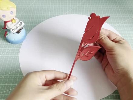 母亲节可以用对称方法剪玫瑰花,原来这么简单,还很好看 #轴对称 #玫瑰花剪纸 #母亲节 #剪纸教程 #儿童手工