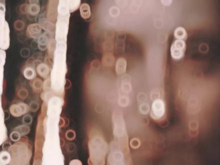 《救世主》是意大利画家列昂纳多•达•芬奇于16世纪创作的一幅木板油画。 画面表现了耶稣为世人祈福的虔诚形象,耶稣穿着青金色与深红色长袍,有着一头棕色长发,左手轻托水晶球,右手则轻举象征祝福的手势;画面中耶稣的面部轮廓与五官,边线是模糊渐隐的。
#北京艺术展 #致敬达芬奇 #东方新天地 #救世主#耶稣