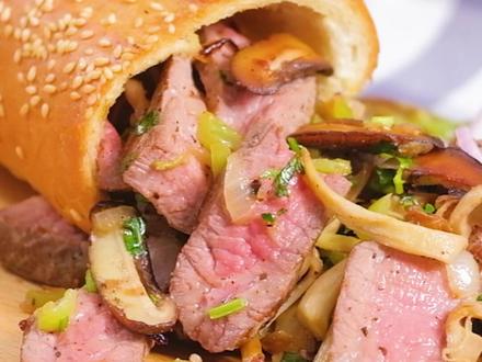 老友记里Joey最爱的潜水艇三明治!虽然没有原食谱 但这也绝对是一款不肯撒手的美味!值得一试!#德龙 #德龙厨房 #凯伍德厨师机 #老友记