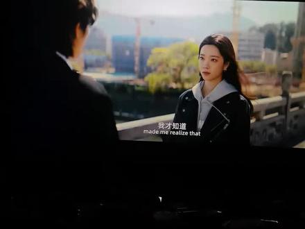 看完《错过了,遗憾吗》,心里没有轰轰烈烈的情绪,却有一种成年人最踏实的释然。这部看似讲青春、讲爱情错过的电影,真正读懂的,其实是走过岁月、经历得失的成年人,电影最打动我的一句话:不是所有错过都值得耿耿于怀,有些告别,是命运的成全,人到中年,回头再看从前的遗憾,早已没有当初的纠结和难过。生活磨平了情绪,也教会了我接纳。
我们这一生,总会错过一些人、错失一些机会、走错几段路。但正是这些不完美、这些遗憾,让我们慢慢成长、慢慢成熟、慢慢学会珍惜当下。
这部电影让我明白三件事:
第一,人生没有如果,只有结果和后果。与其纠结过往,不如放过自己。
第二,不必为错过耿耿于怀,不属于自己的,就算留住,也不会圆满。
第三,最好的释怀,不是忘记,而是想起时内心再无波澜。
岁月走来,渐渐懂得:遗憾是常态,圆满是幸运。
人生最好的状态,就是不纠结过往、不畏惧将来,珍惜眼前人,过好当下每一天。那些曾经的错过,终会变成生命里温柔的沉淀,让我们更懂得好好生活、好好爱人、好好爱自己。
原来,有些错过,真的不用遗憾⋯#追个剧打个卡 #强烈推荐 #电影 #因为一个片段看了整部剧电影