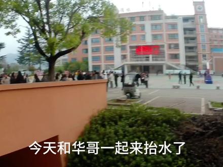“视频仅供娱乐,无不良引导”也是爽爽得吃了@DOU+小助手 @抖音小助手 #校园生活 #fyp #抬水#毕节四中