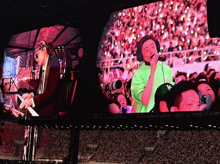 27号当晚直接被观众实力震撼到!🎤
《迟迟》合唱开口惊艳,和声细腻又好听
果然能奔赴薛之谦现场的,都是深藏不露的歌迷
氛围感与唱功双双封神~
#薛之谦演唱会 #迟迟神仙合唱 #歌迷实力太强 #薛之谦27号广州演唱会