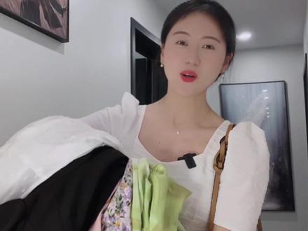 退网那一年,是人生最低谷,失去了生活的心劲,穿最丑的衣服,不想被发现被关注,那一年三伏天里身体还是发冷。后来很久,我开始触底反弹,开始向上向阳,穿上漂亮的衣服打扮自己,追求美,坦荡做自己,发现生活也没有那么糟,这个世界,能拯救自己的永远都只有自己