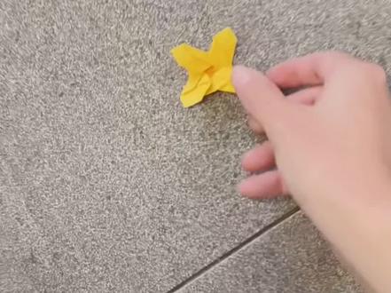 随手一抛,小花落下瞬间转起来,太好玩了!
#解压手工#折纸小魔术#会旋转的折纸#亲子手工#Diy