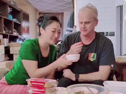 美食面前,给老外“念经”😂