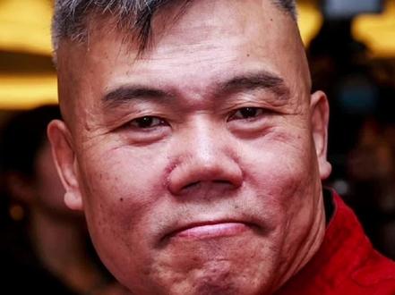 司马南自7月27日断更后,究竟发生了什么?唯一的线索就是司马南发布的最后一篇文章,《冤屈》。司马南估计是有了冤屈,这个冤屈大概率是与联想柳传志的网络辩论引发的,这与我国扶持民营企业的方针是违背的。但是司马南毕竟在任何文章中都没有恶意攻击民营企业。所以,在当下保经济,促进就业的历史时刻,司马南再有冤屈也得闭嘴,这也是对司马南的保护。有些事情很明显,就拿苏宁张公子来说,他已经认为自己仅仅是40%的中国人,我国的资本家或者民营企业家资本和产业是无国界的,我国也不得不拿出更多的政策,言论环境来与美国、欧洲甚至印度来抢中国的企业家和资本家,以此来繁荣经济和促进就业。