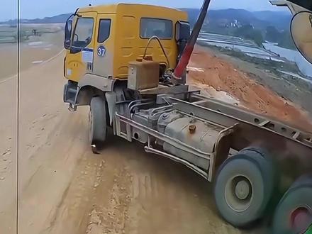 遇到危险的跨步电压,该如何自救? #科普一下 #电压