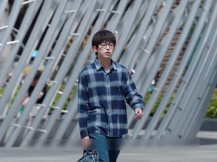 就在他以为人生即将跌入谷底,结果开始遇到了女首富! #2025影娱年终大赏 #了不起的精讲团 #青年创作者成长计划 #创作年终奖 #2025年度好片精讲