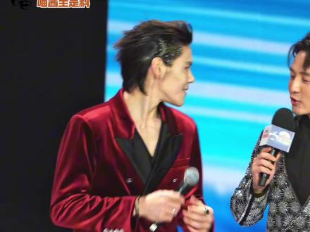 向佐在突发飞踢动作,脚尖擦过主持人百克力的头部#向佐 #百克力