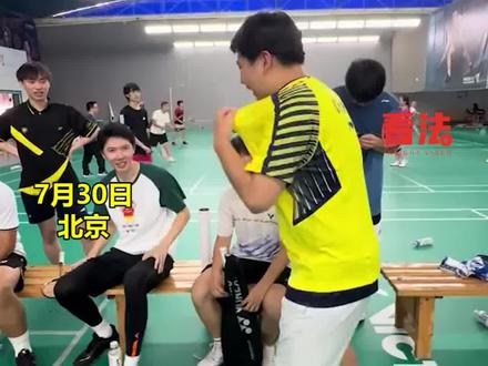 球迷在李俊慧面桥贴脸开大,表演“香蕉拜年”逗笑全场,网友:谁说的人生没有那么多观众 #搞笑 #李俊慧 #大香蕉 #香蕉拜年