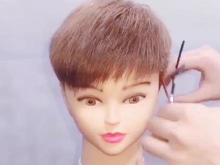 斜刘海碎盖发型,适合脸型:长脸、圆脸、瓜子脸。喜欢的兄弟把视频保存下来去理发店剪吧 #发型设计 #男发教程