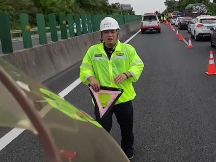 运输车侧翻,部分满气液化气罐被压,消防员紧急出手。