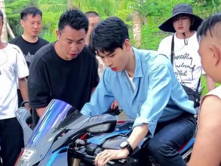 龚俊骑机车真的帅飞!叶谦摩托车后座还缺人不,可以带上我嘛#叶谦 #龚俊 #风过留痕 #刑侦剧 #机车